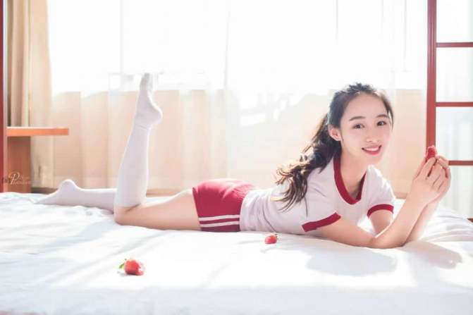 00后清纯美女白丝秀美腿性感图片 6