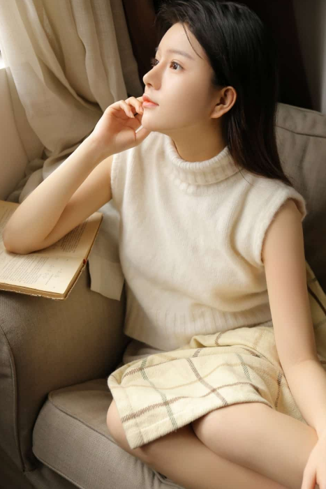超短裤白丝长腿美女图片 3