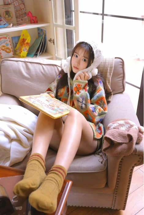 超短裤白丝长腿美女图片 6