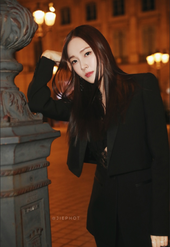 韩国美女明星Jessica郑秀妍巴黎时装周酷帅图片 4