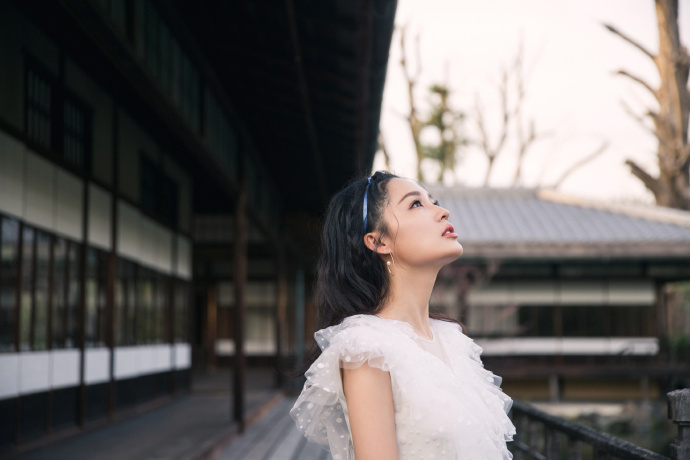 内地美女演员李沁与花树合影温婉可人图片 9