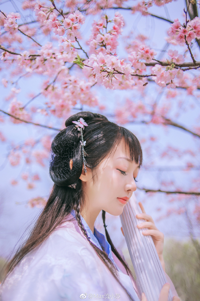 清纯美女Candy闻馨樱花汉服写真图片