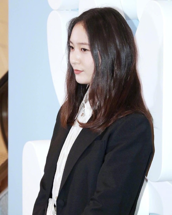 韩国美女明星郑秀晶Krystal出席HK Miu Miu活动图片 3