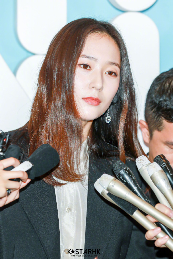 韩国美女明星郑秀晶Krystal出席HK Miu Miu活动图片 7