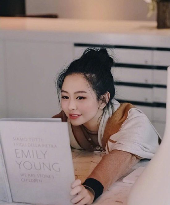 星二代沈月伦敦时装周的美照 7