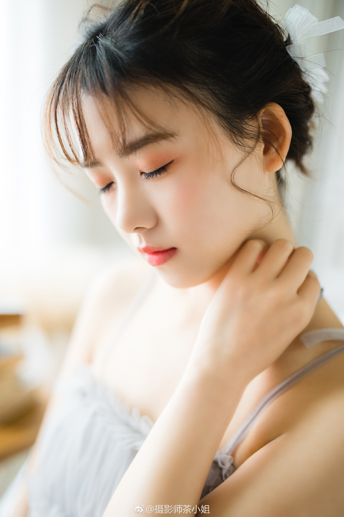 清纯美女灰色纱裙小清新图片 4