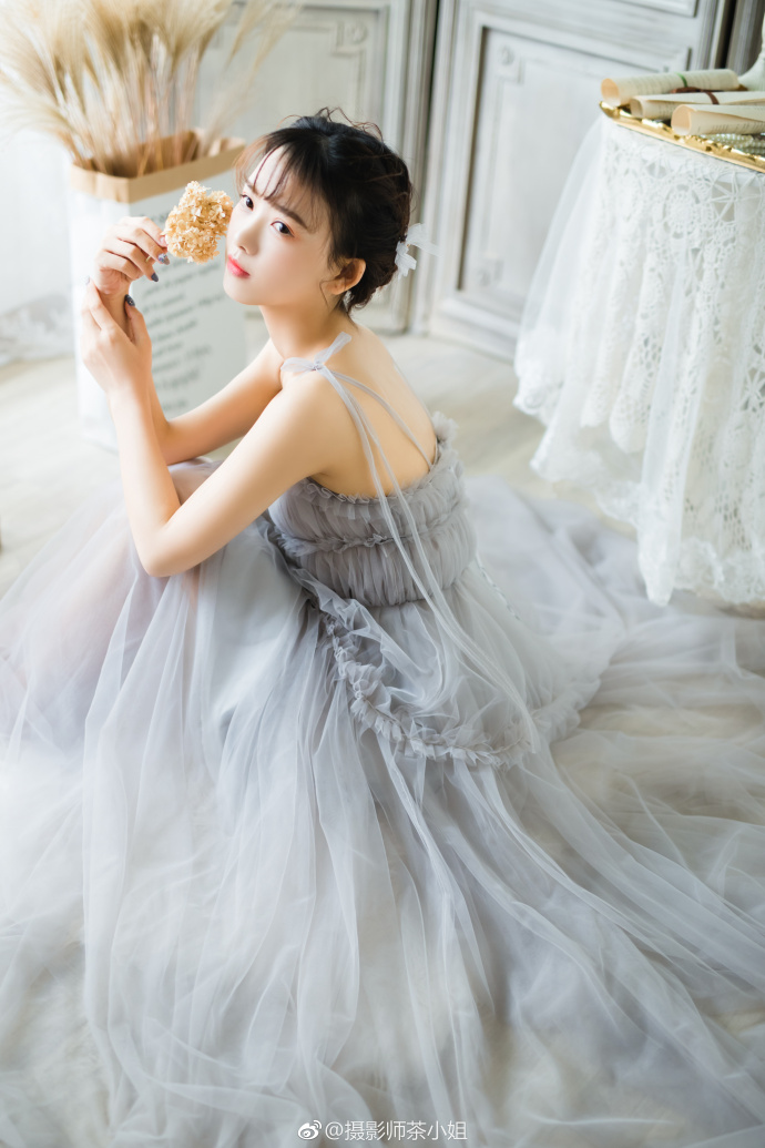 清纯美女灰色纱裙小清新图片 6