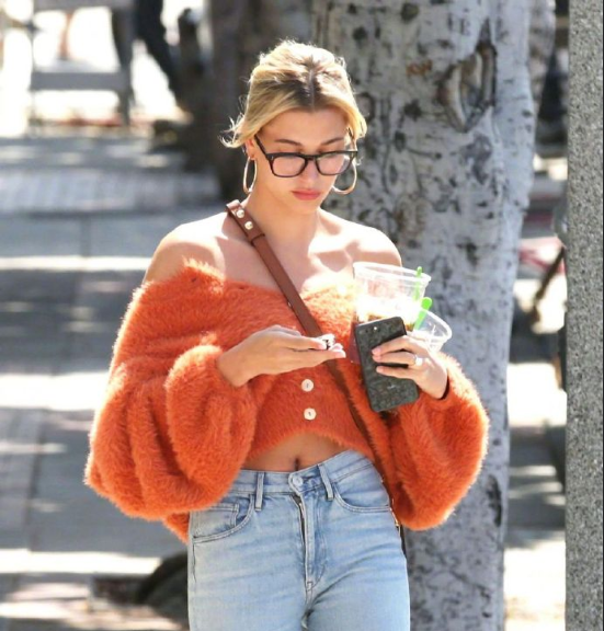欧美美女模特Hailey Rhode Bieber牛仔搭配橘色毛衣图 2