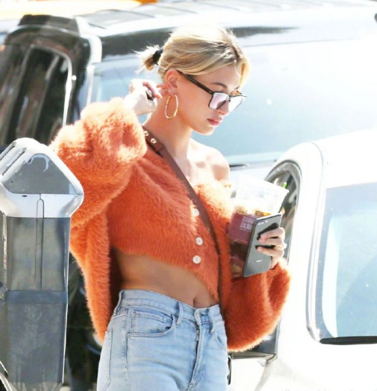 欧美美女模特Hailey Rhode Bieber牛仔搭配橘色毛衣图 8