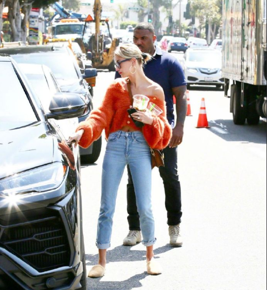 欧美美女模特Hailey Rhode Bieber牛仔搭配橘色毛衣图 9