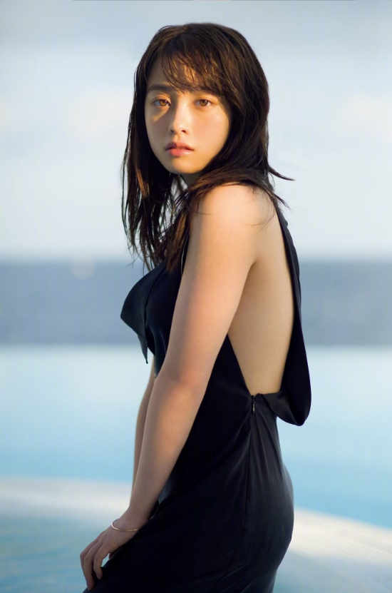 日本女星桥本环奈黑色系小性感图片 2
