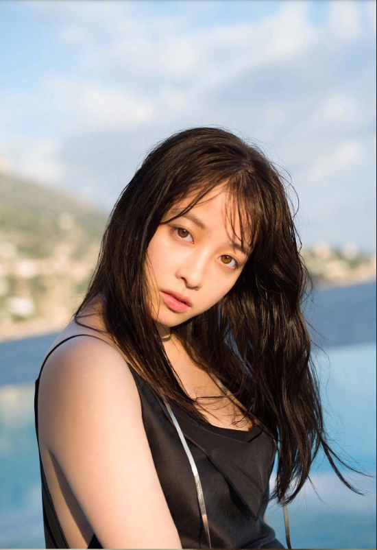 日本女星桥本环奈黑色系小性感图片 3