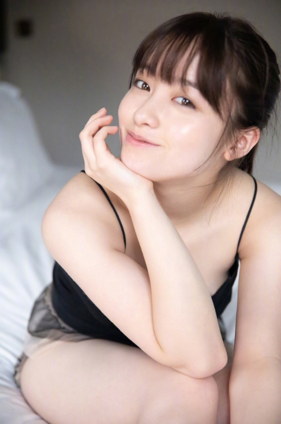 日本女星桥本环奈黑色系小性感图片 6