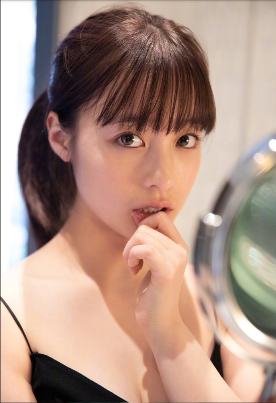 日本女星桥本环奈黑色系小性感图片 7