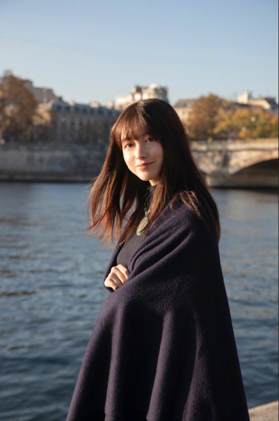 日本女星桥本环奈黑色系小性感图片 9