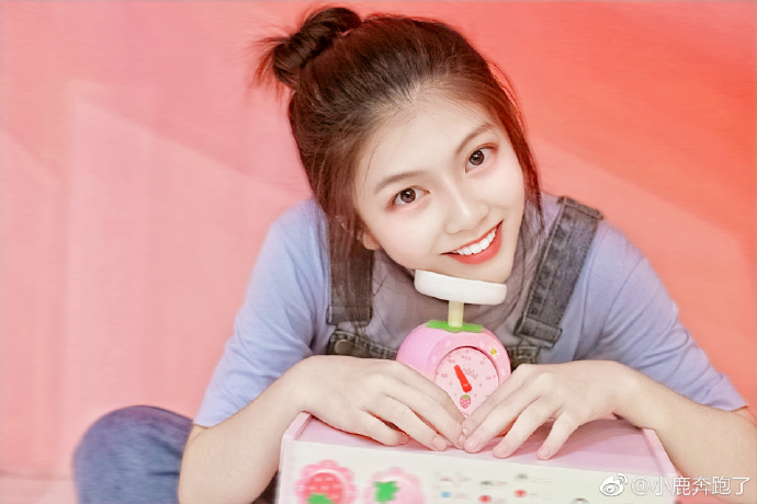 背带裤搭配丸子头清纯美女图片 2