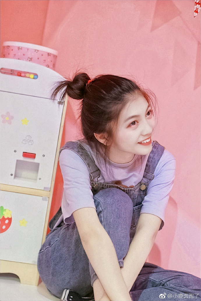 背带裤搭配丸子头清纯美女图片 3