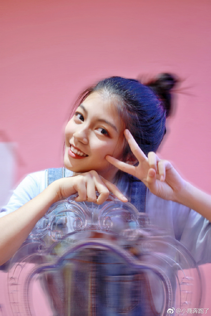 背带裤搭配丸子头清纯美女图片 5