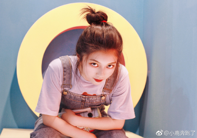 背带裤搭配丸子头清纯美女图片 8