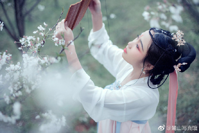 清纯美女樱花树下古装写真图片 5