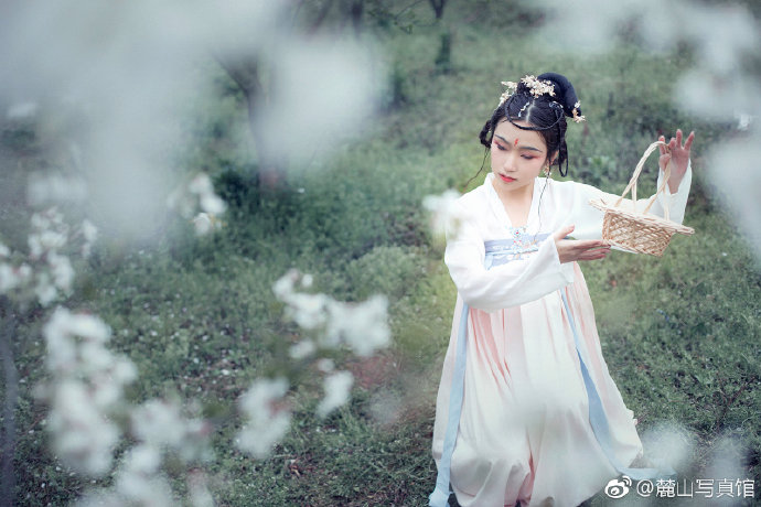 清纯美女樱花树下古装写真图片 9