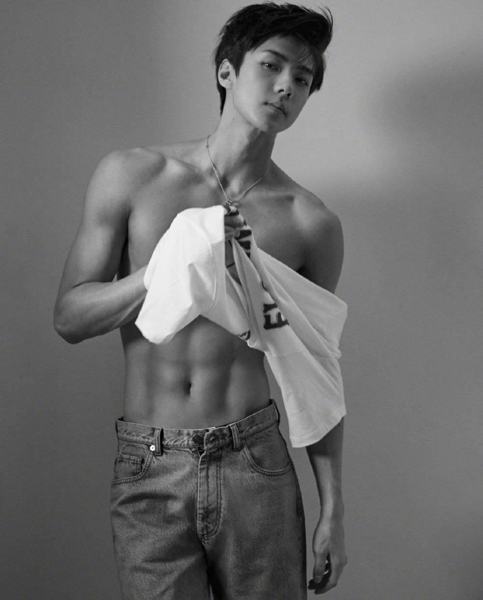 韩国男团exo吴世勋LEON KOREA肌肉帅气图片 5