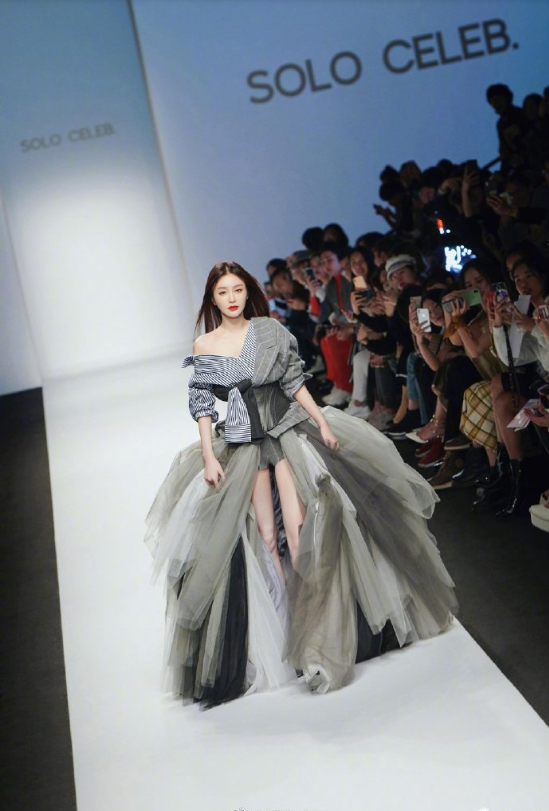 中国美女明星秦岚西装纱裙走秀图片 2