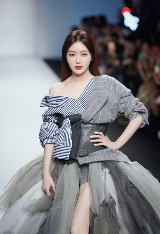 中国美女明星秦岚西装纱裙走秀图片 3