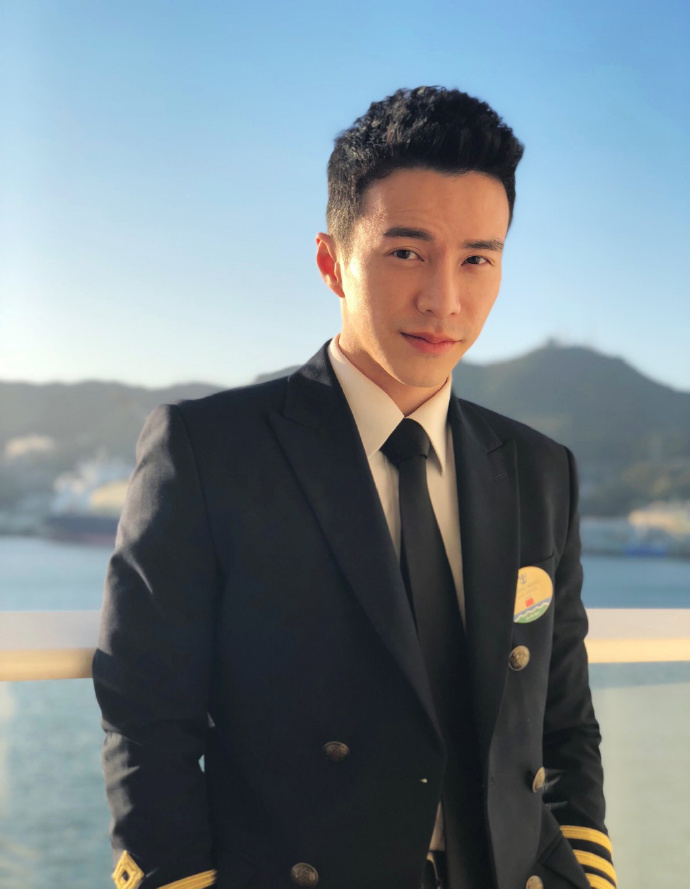 海兰察王冠逸古装现代装都超帅图片 2