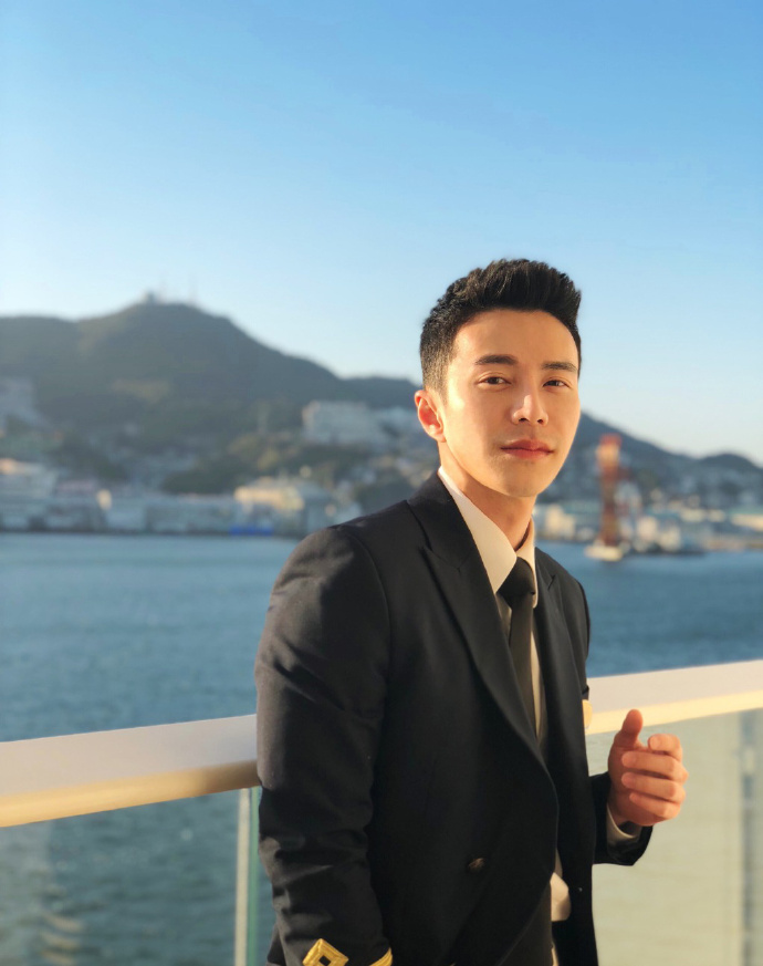 海兰察王冠逸古装现代装都超帅图片 3