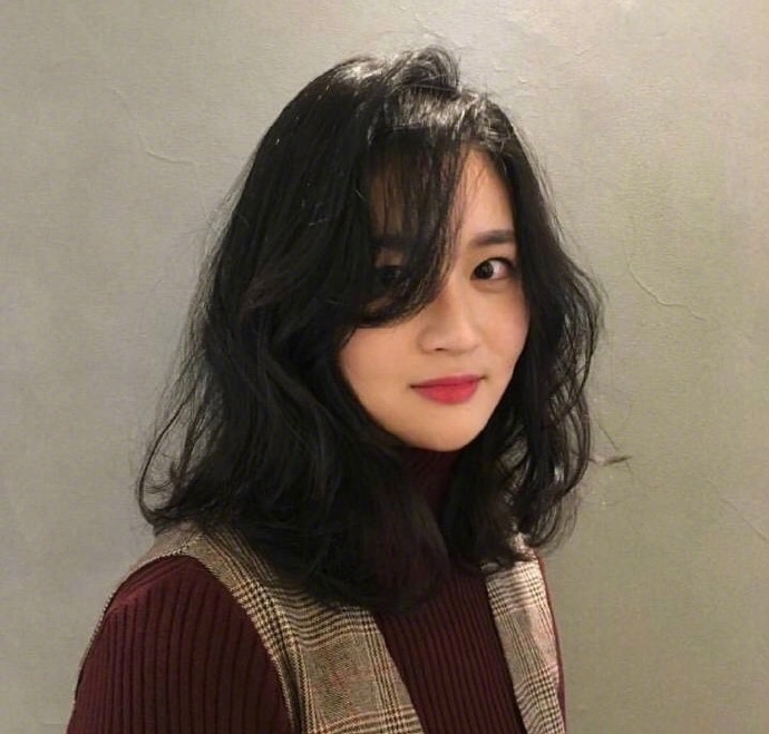 特别显温柔的卷发造型美女图片