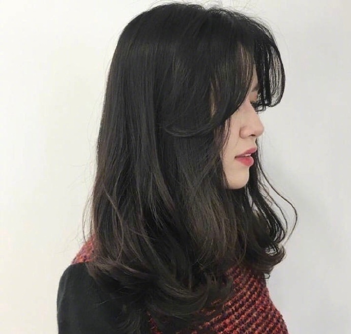 特别显温柔的卷发造型美女图片