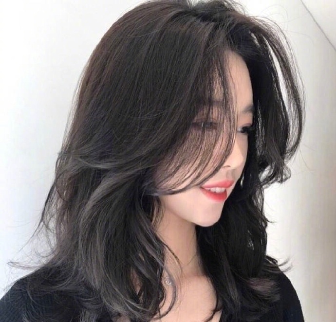 特别显温柔的卷发造型美女图片 4
