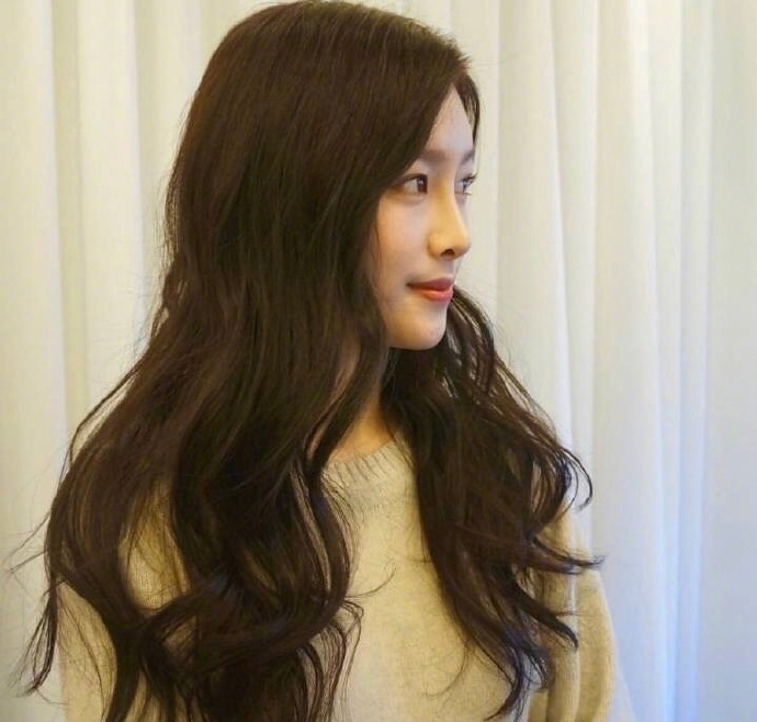 特别显温柔的卷发造型美女图片 5