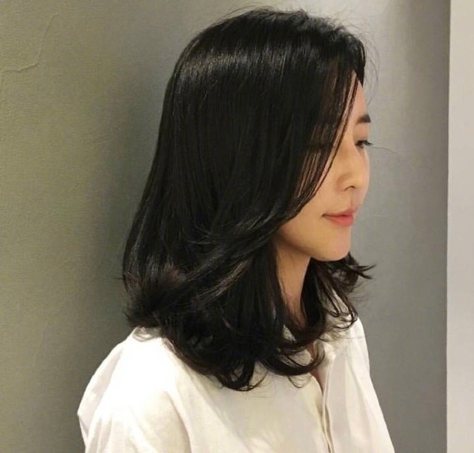 特别显温柔的卷发造型美女图片 8