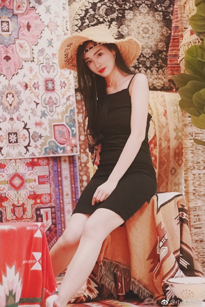 小黑裙清纯美女图片