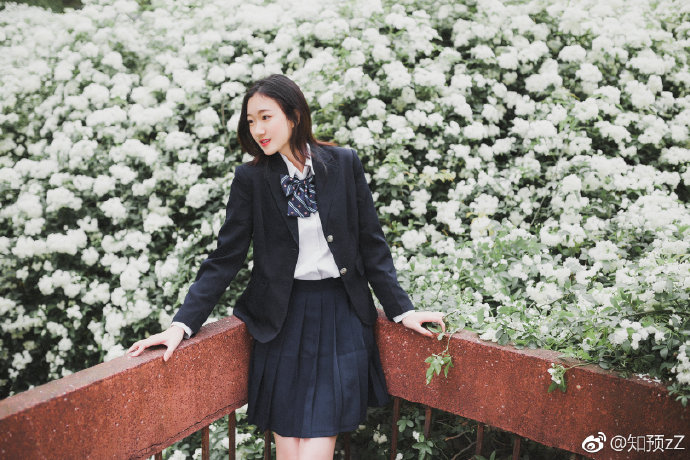 清纯小美女花海写真图片 9