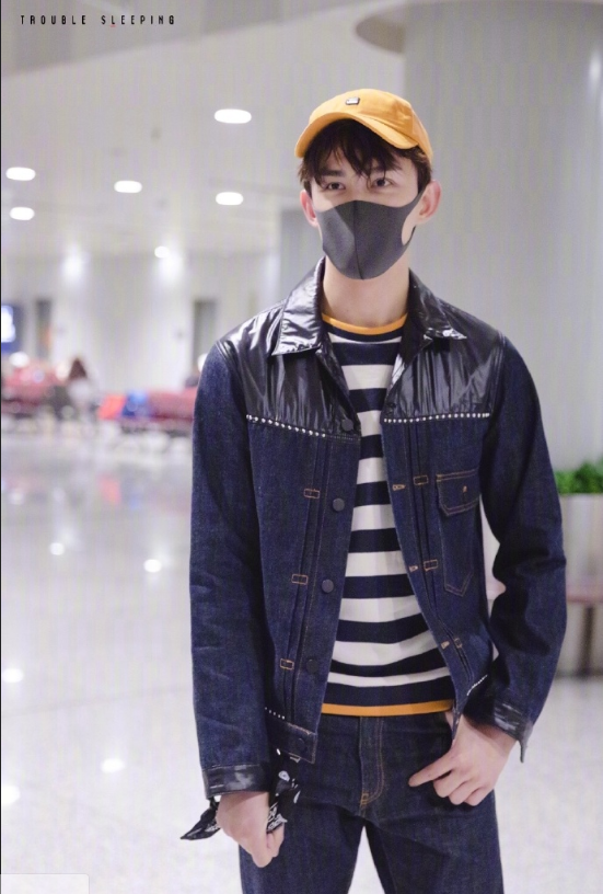 三石弟弟吴磊机场私服街拍帅气图片 3