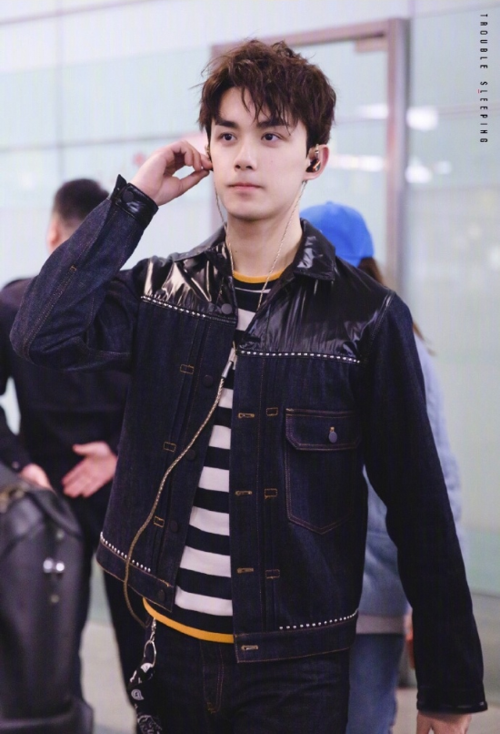 三石弟弟吴磊机场私服街拍帅气图片 5