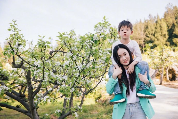 北京美女明星霍思燕带着儿子嗯哼公益图片 5