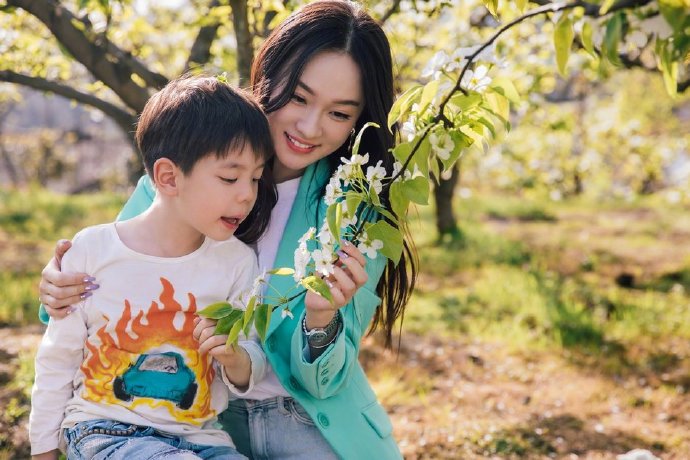 北京美女明星霍思燕带着儿子嗯哼公益图片 6