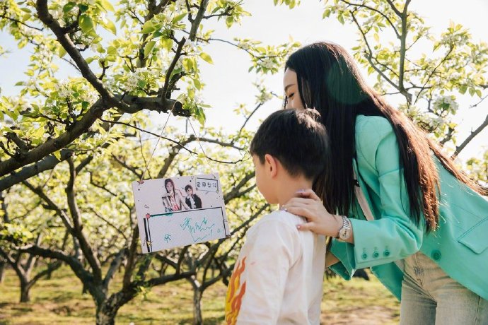 北京美女明星霍思燕带着儿子嗯哼公益图片 8