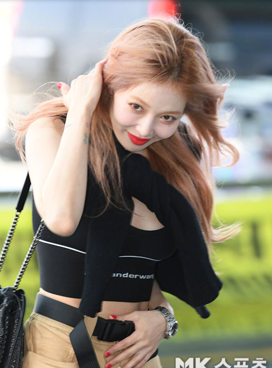 韩国美女明星金泫雅运动内衣搭配工装短裤街拍 6