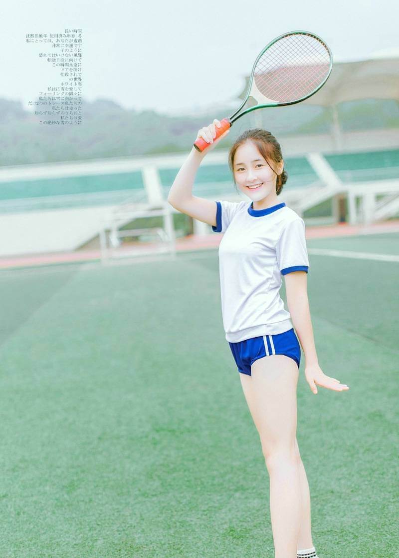 操场上的运动清纯美女图片 3