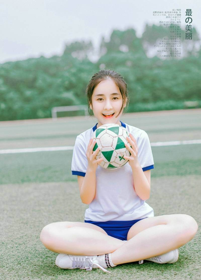 操场上的运动清纯美女图片 5