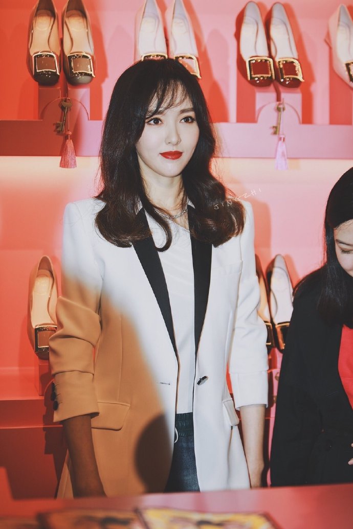 中国美女明星唐嫣白色西服出席活动图片 5