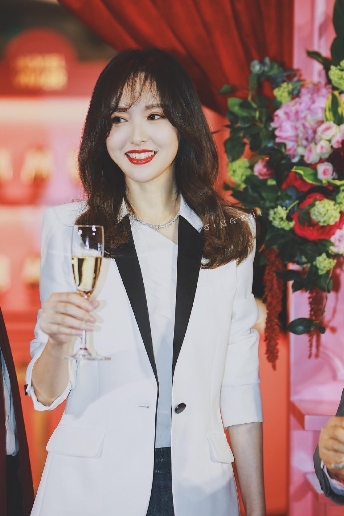 中国美女明星唐嫣白色西服出席活动图片 6