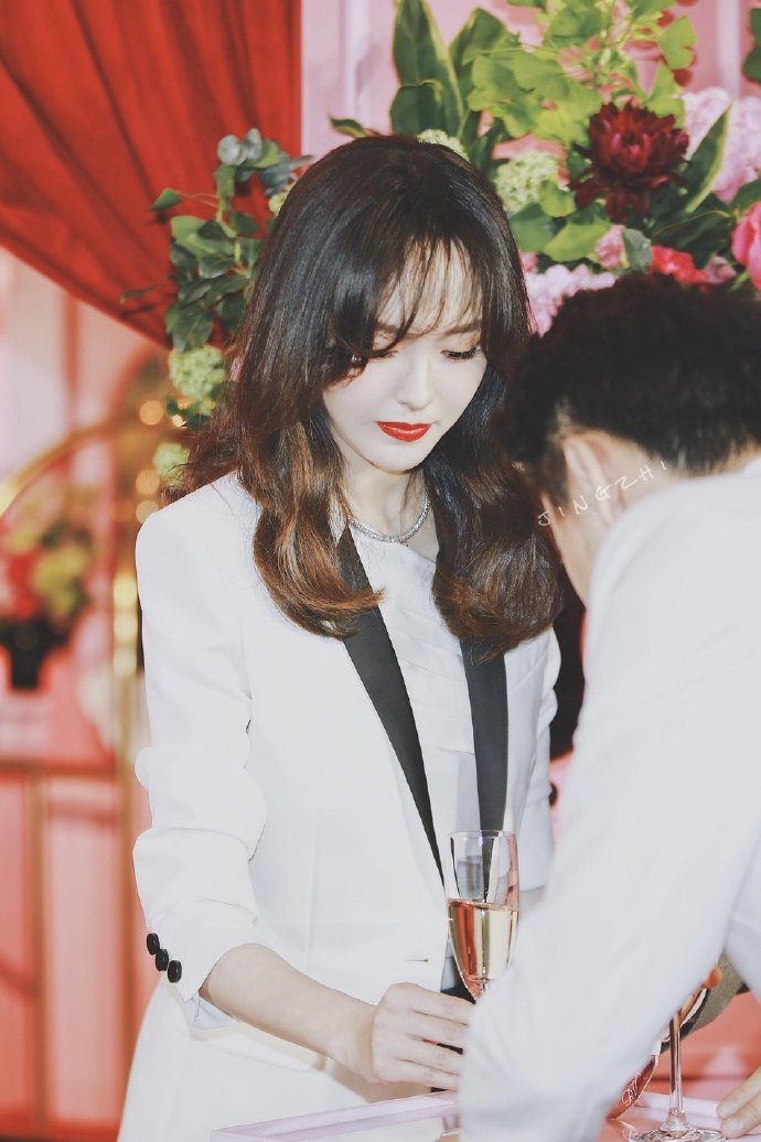 中国美女明星唐嫣白色西服出席活动图片 8