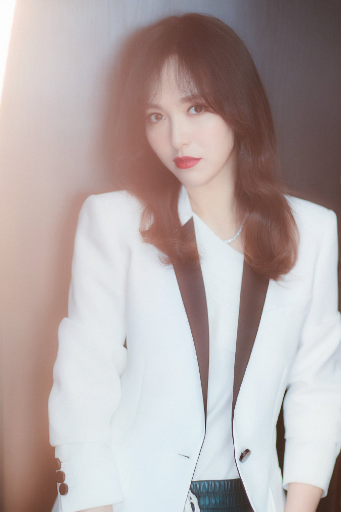 中国美女明星唐嫣白色西服出席活动图片 9