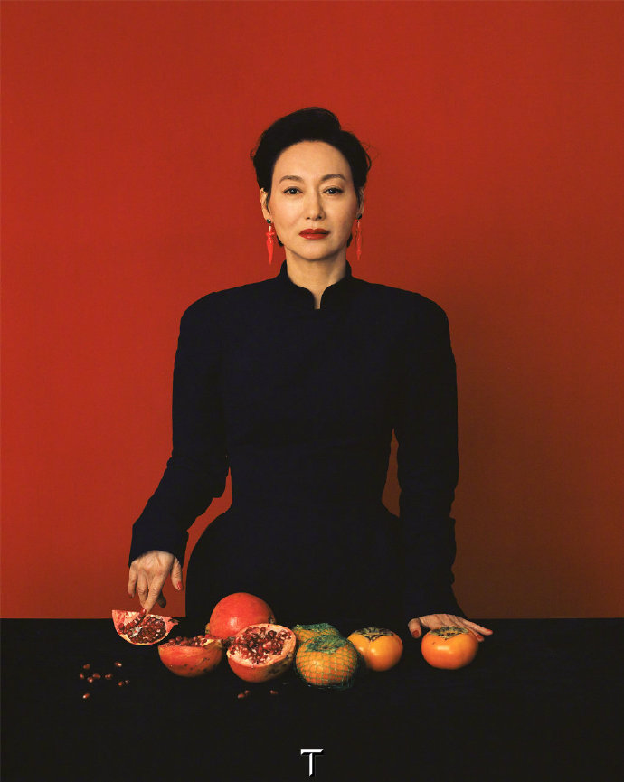 香港美女明星惠英红红色封面图片 3
